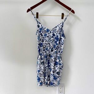 H&M Divided White Short Jumper with Blue Flowers – Size 2